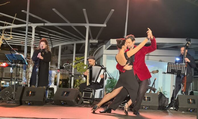 Στους ρυθμούς του tango η πλατεία Ευτέρπης με τη συναυλία “Athens Tango Ensemble”, στο πλαίσιο των εορταστικών εκδηλώσεων του Δήμου Αμαρουσίου