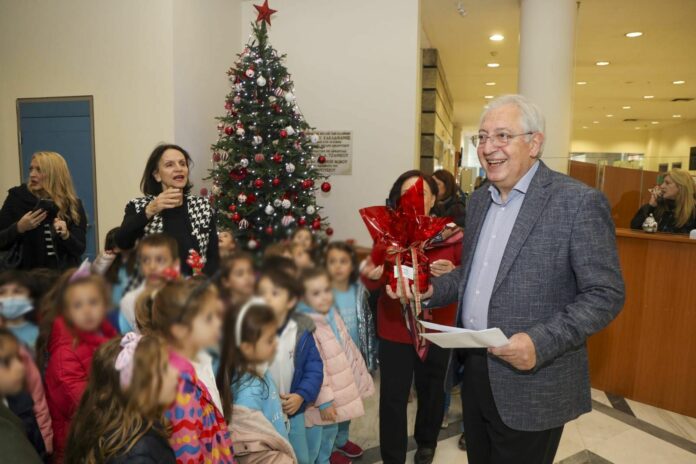 Χριστουγεννιάτικα κάλαντα και μελωδίες με τη συνοδεία μουσικών οργάνων αντήχησαν στο Δημαρχείο Αμαρουσίου από τα παιδιά των Δημοτικών Παιδικών Σταθμών και των Σχολείων της πόλης