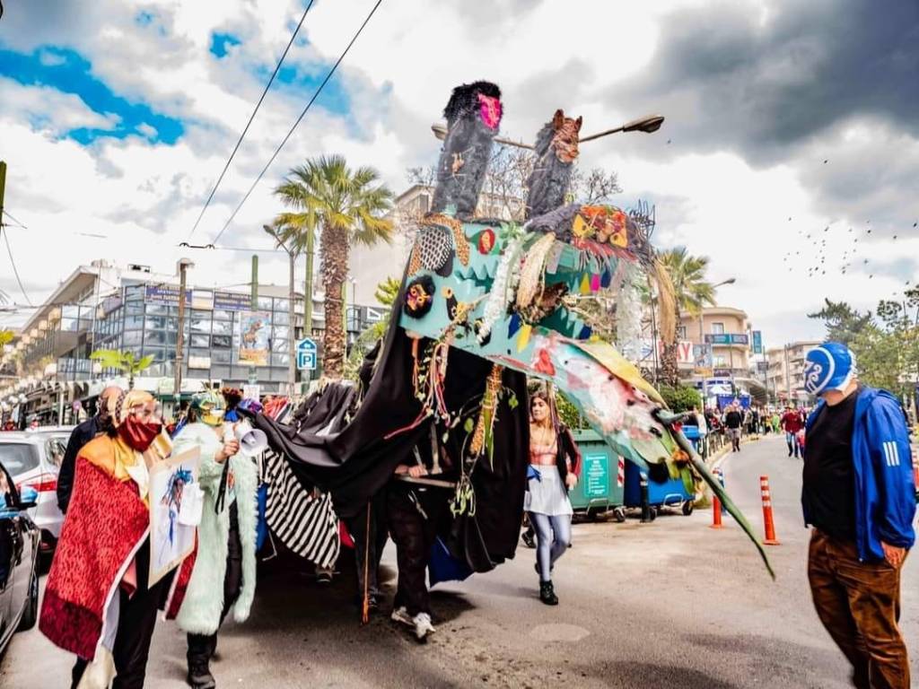 Με το 1ο Μαθητικό Καρναβάλι, το εντυπωσιακό «τέρας»,  γλέντι και παιχνίδια οι Απόκριες στο Χαλάνδρι