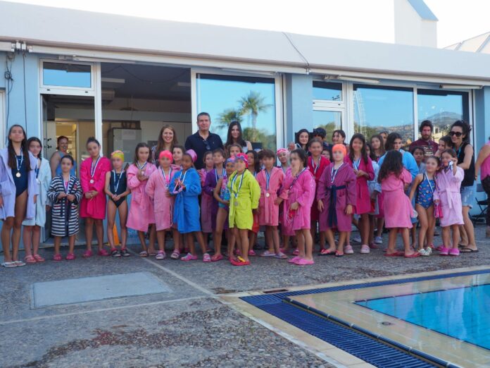 Με ζωηρό χειροκρότημα επιβράβευσαν τους νεαρούς κολυμβητές οι θεατές στην ημερίδα κολύμβησης του Δήμου Αμαρουσίου