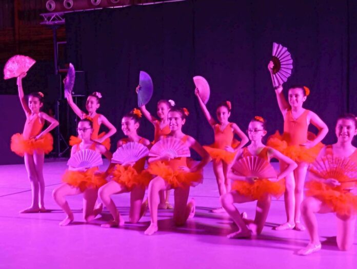 Με μια εντυπωσιακή παράσταση ολοκληρώθηκαν οι φετινές προσπάθειες των σπουδαστών των Τμημάτων Ρυθμικής-Μπαλέτου & Σύγχρονου Χορού του Πολιτιστικού Κέντρου Δήμου Αμαρουσίου