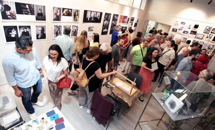 Πλήθος κόσμου στα εγκαίνια της έκθεσης «˜Αναζητήσεις -˙» των Καλλιτεχνικών Εργαστηρίων του Δήμου
